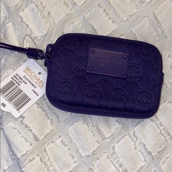 Michael Kors wristlet - Picture 1 of 3